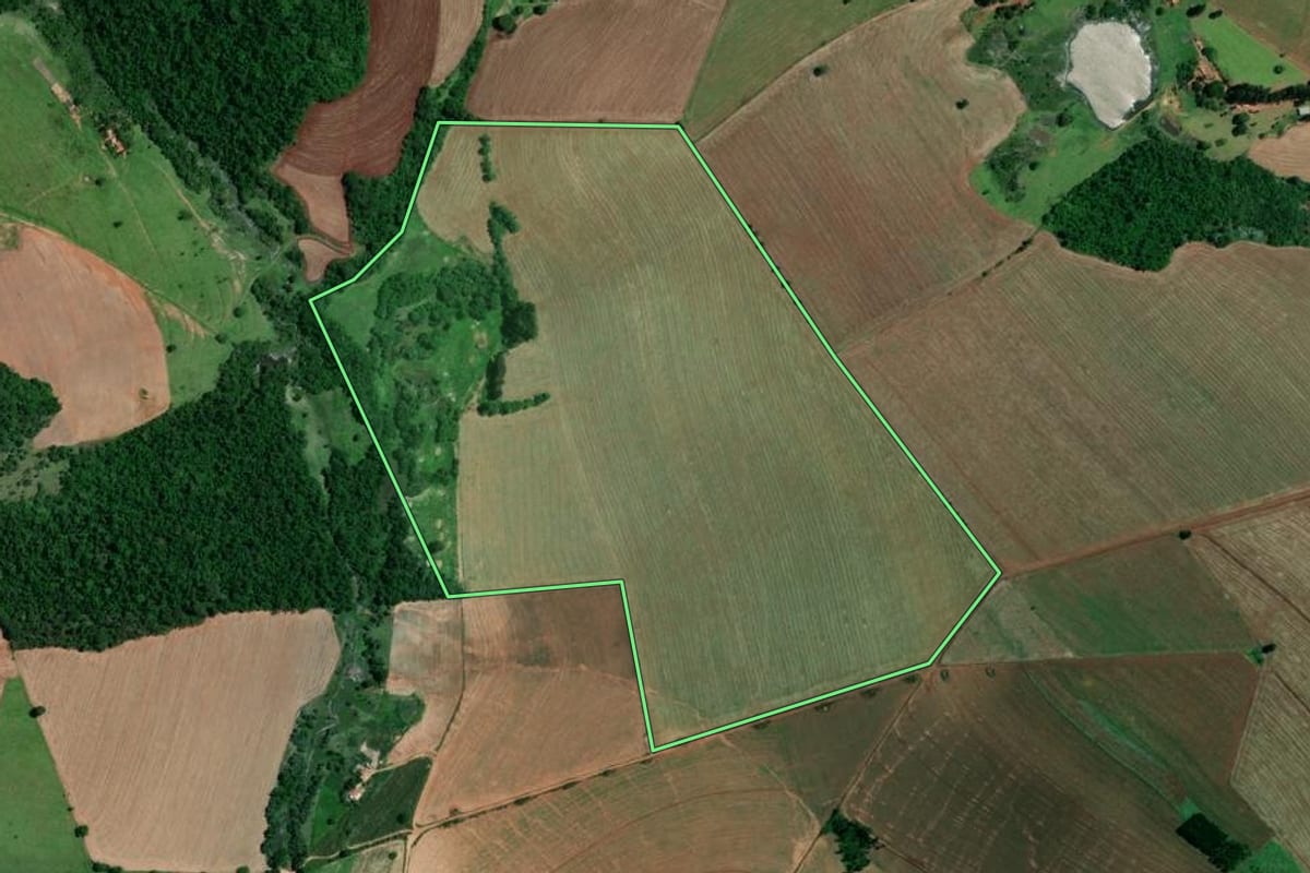 Imagem de satélite do imóvel rural em Itaporanga (SP), com o contorno declarado no CAR desenhado por cima.
