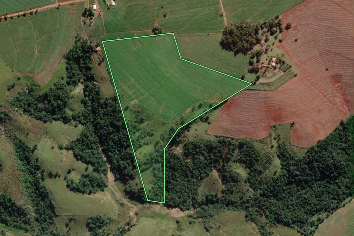 Imagem de satélite do imóvel rural em Itaporanga (SP), com o contorno declarado no CAR desenhado por cima.