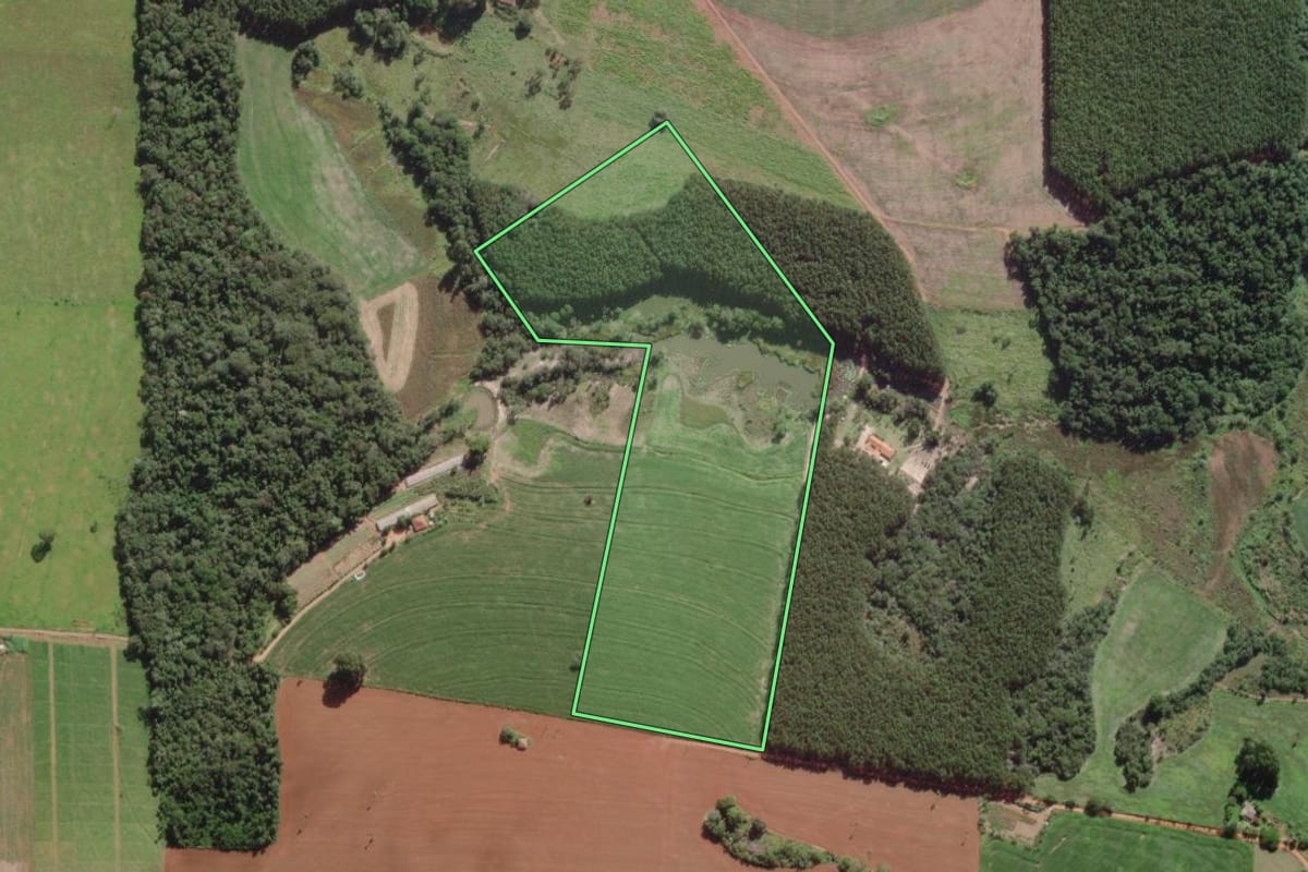 Imagem de satélite do imóvel rural em Itaporanga (SP), com o contorno declarado no CAR desenhado por cima.
