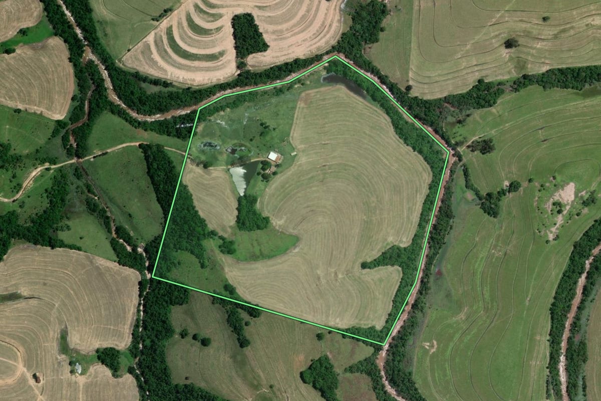 Imagem de satélite do imóvel rural em Itaporanga (SP), com o contorno declarado no CAR desenhado por cima.