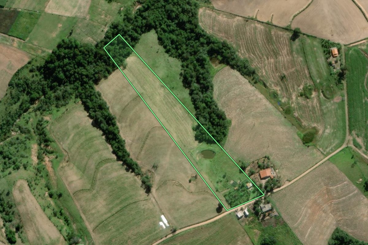 Imagem de satélite do imóvel rural em Itaporanga (SP), com o contorno declarado no CAR desenhado por cima.