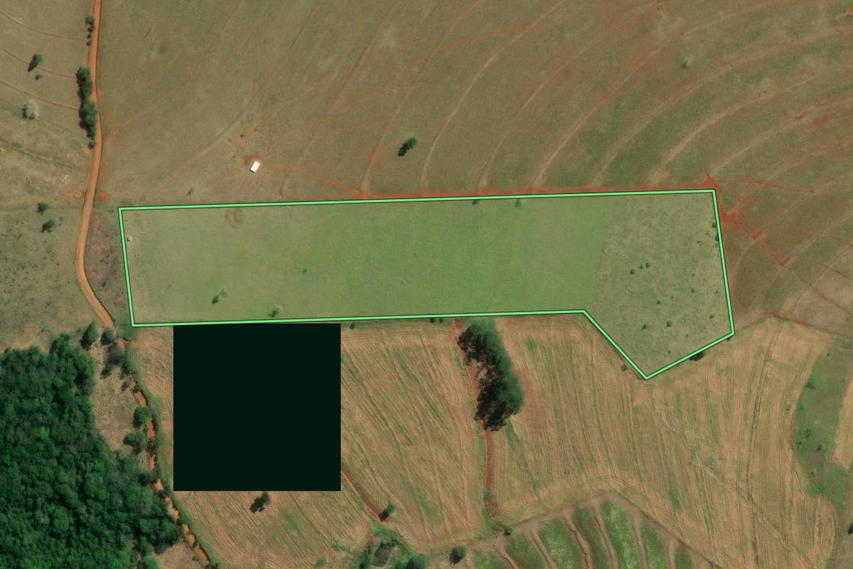 Imagem de satélite do imóvel rural em Itaporanga (SP), com o contorno declarado no CAR desenhado por cima.