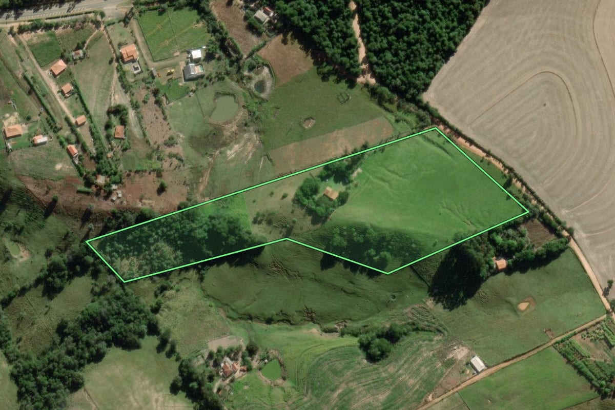 Imagem de satélite do imóvel rural em Itaporanga (SP), com o contorno declarado no CAR desenhado por cima.