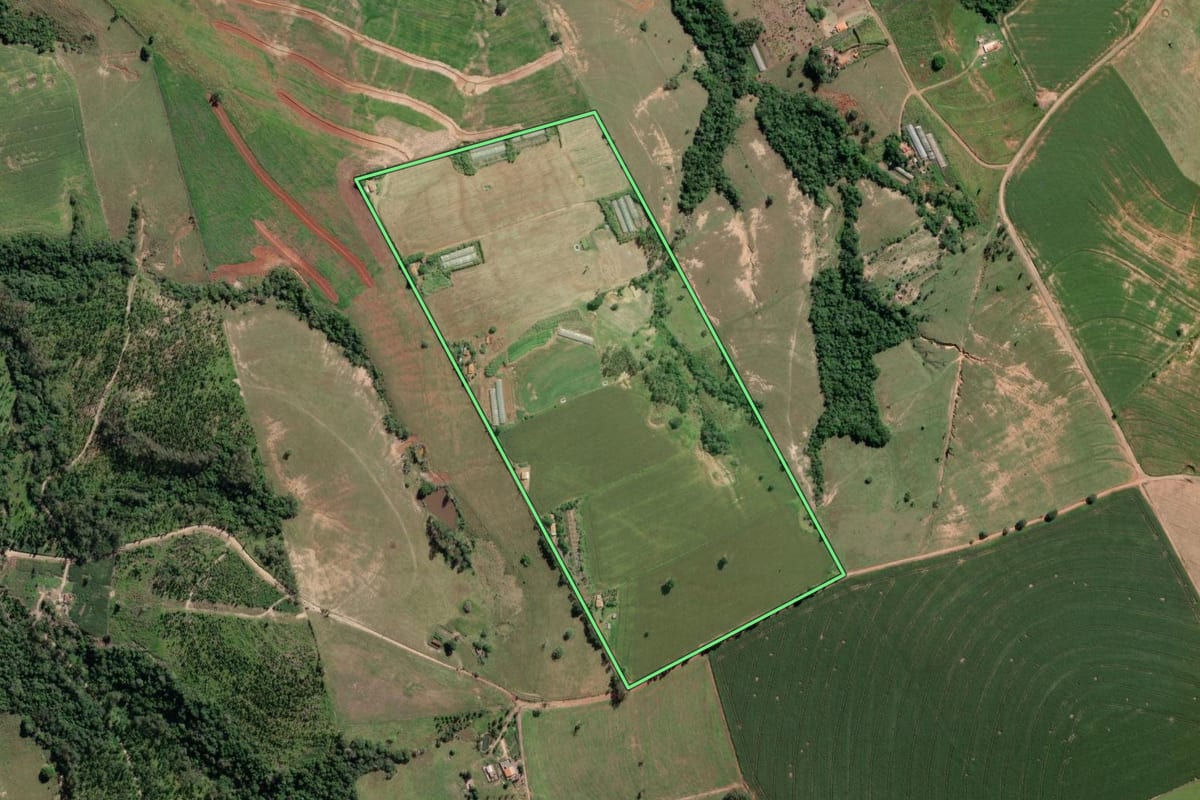 Imagem de satélite do imóvel rural em Itaporanga (SP), com o contorno declarado no CAR desenhado por cima.