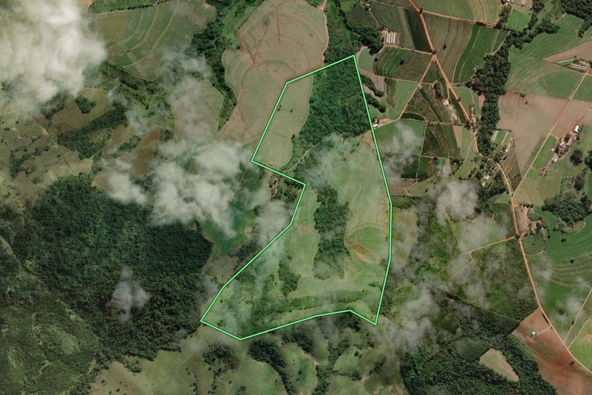 Imagem de satélite do imóvel rural em Itaporanga (SP), com o contorno declarado no CAR desenhado por cima.