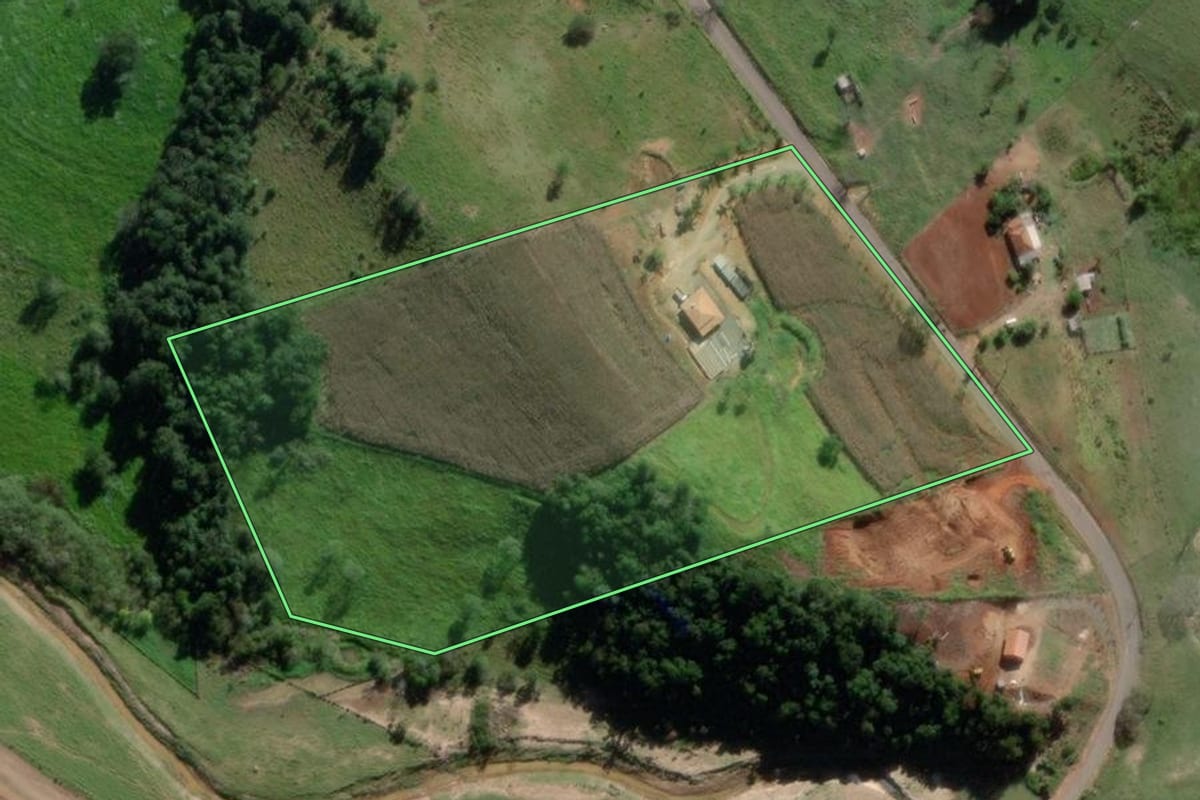 Imagem de satélite do imóvel rural em Itaporanga (SP), com o contorno declarado no CAR desenhado por cima.