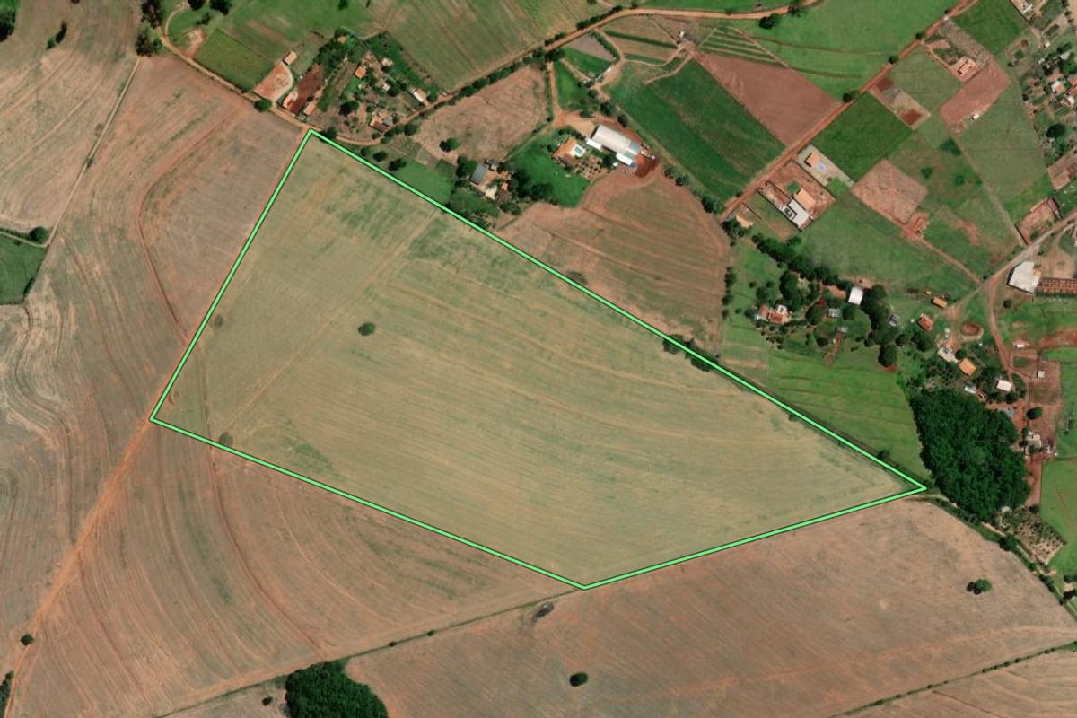 Imagem de satélite do imóvel rural em Itaporanga (SP), com o contorno declarado no CAR desenhado por cima.