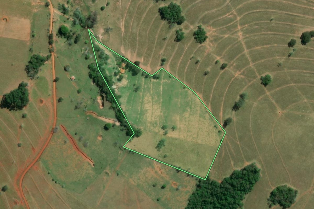 Imagem de satélite do imóvel rural em Itaporanga (SP), com o contorno declarado no CAR desenhado por cima.