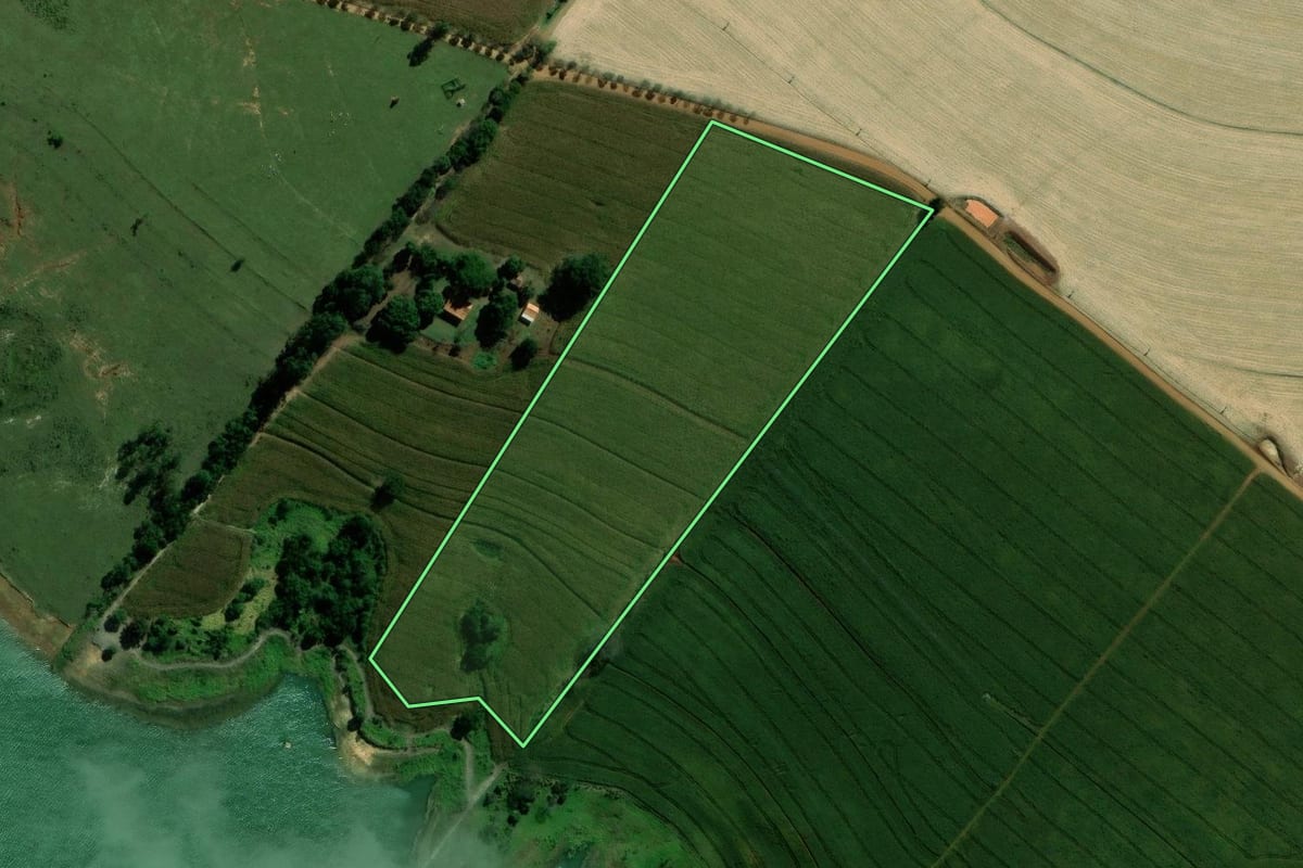 Imagem de satélite do imóvel rural em Itaporanga (SP), com o contorno declarado no CAR desenhado por cima.