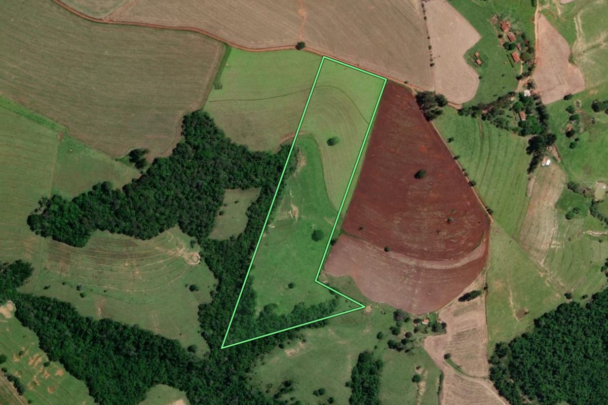 Imagem de satélite do imóvel rural em Itaporanga (SP), com o contorno declarado no CAR desenhado por cima.