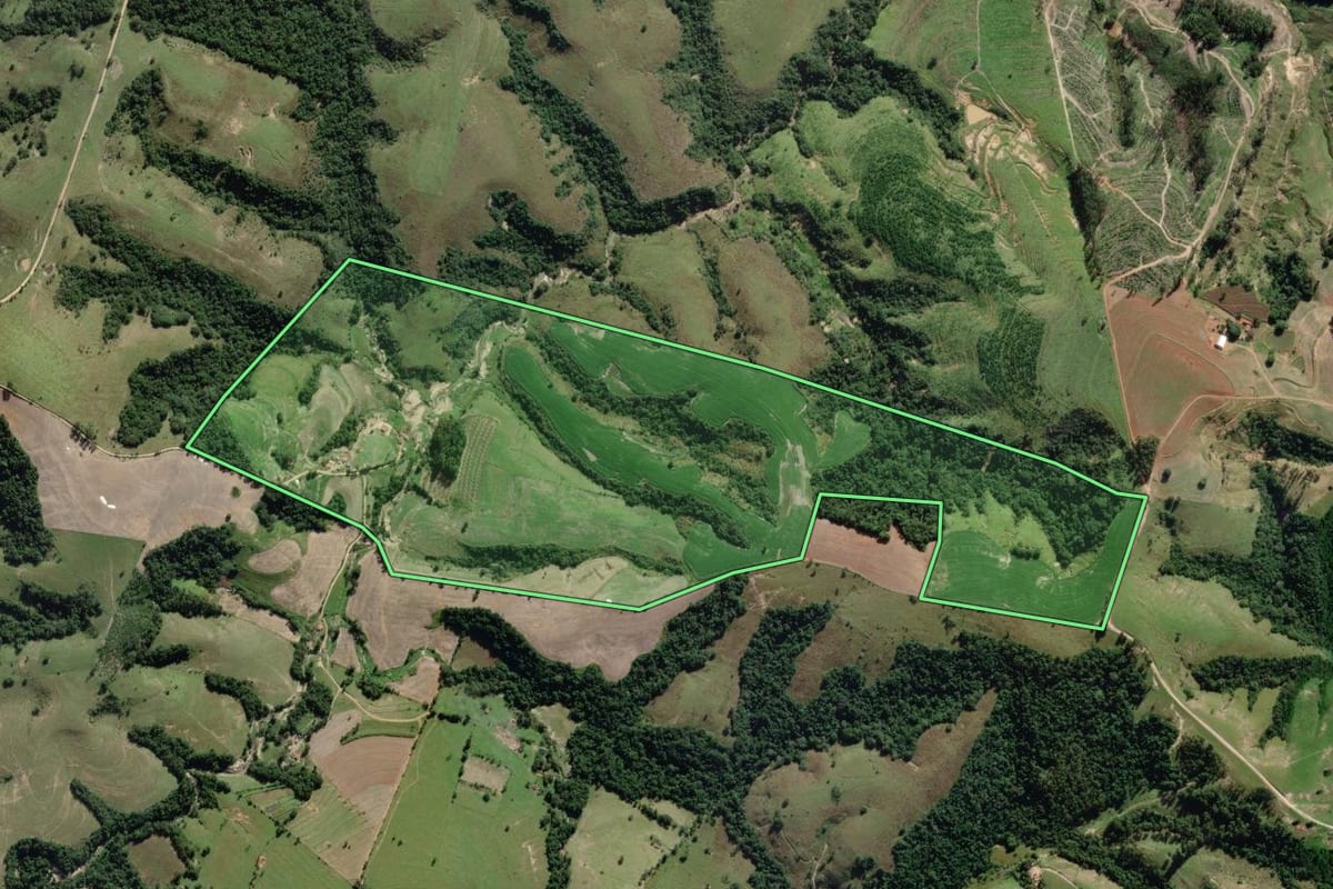 Imagem de satélite do imóvel rural em Itaporanga (SP), com o contorno declarado no CAR desenhado por cima.