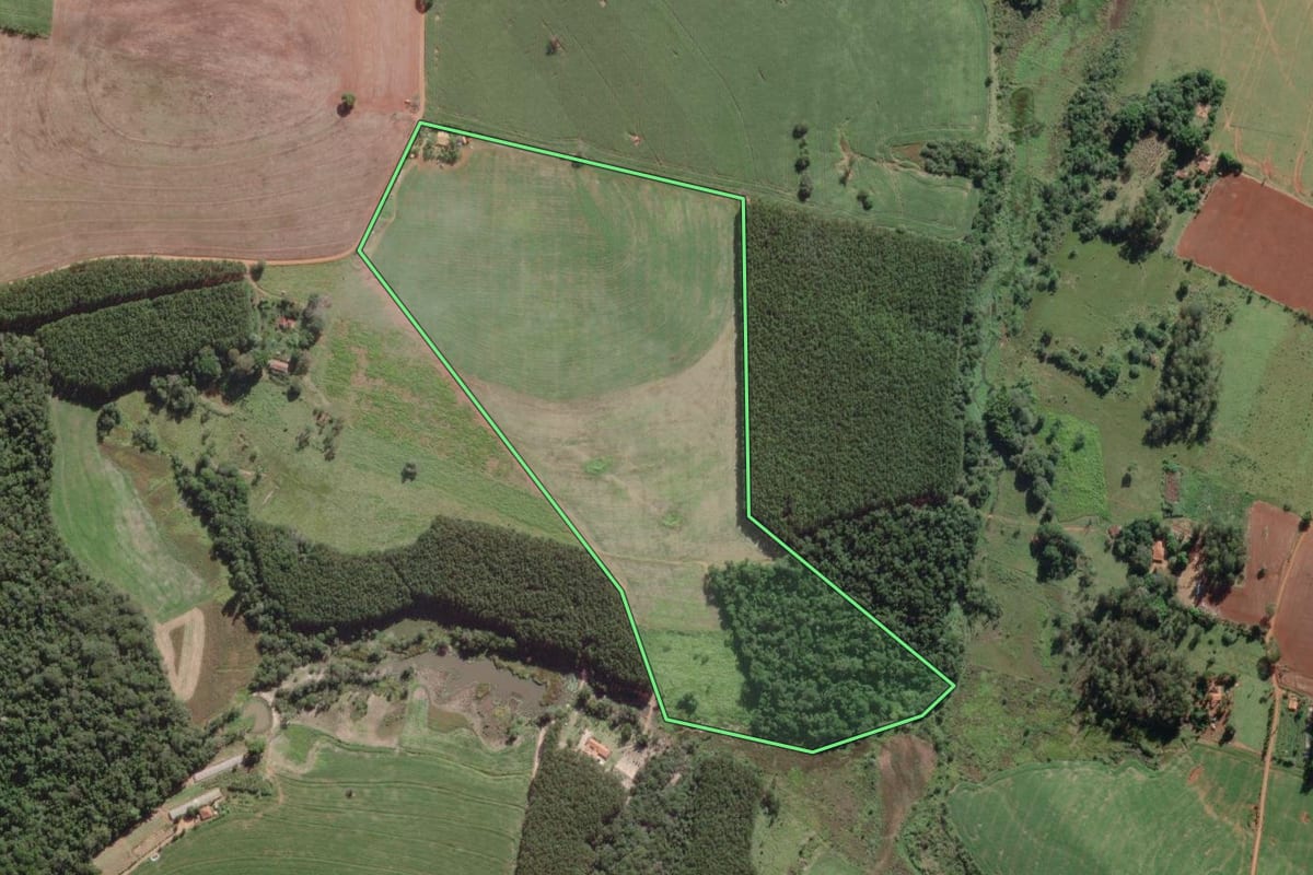 Imagem de satélite do imóvel rural em Itaporanga (SP), com o contorno declarado no CAR desenhado por cima.