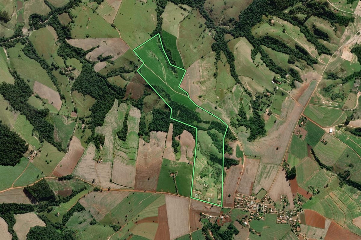 Imagem de satélite do imóvel rural em Itaporanga (SP), com o contorno declarado no CAR desenhado por cima.