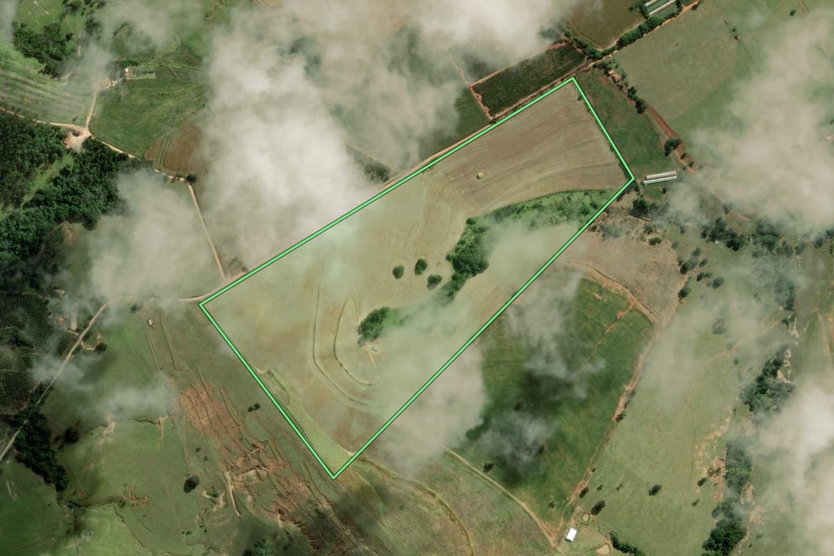 Imagem de satélite do imóvel rural em Itaporanga (SP), com o contorno declarado no CAR desenhado por cima.
