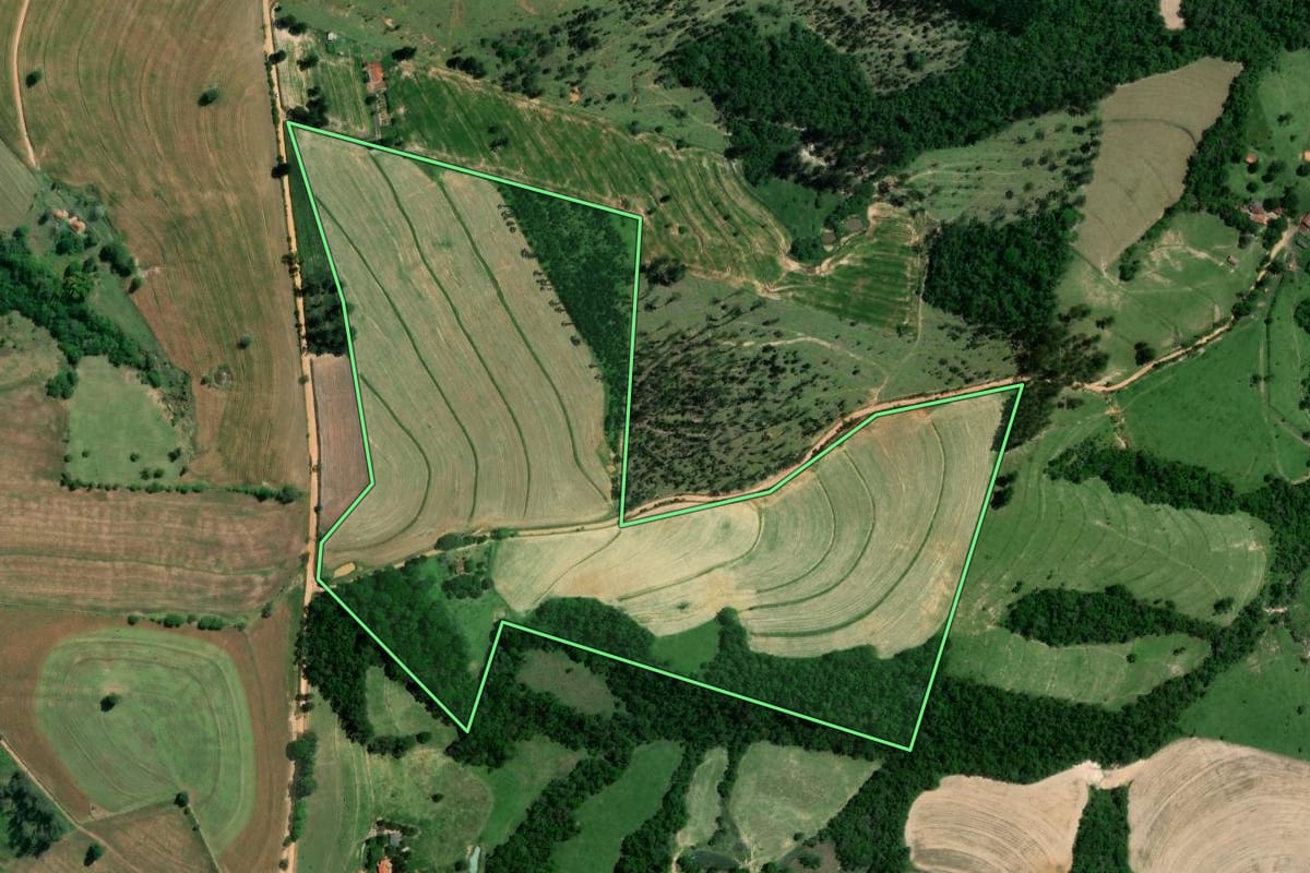 Imagem de satélite do imóvel rural em Itaporanga (SP), com o contorno declarado no CAR desenhado por cima.