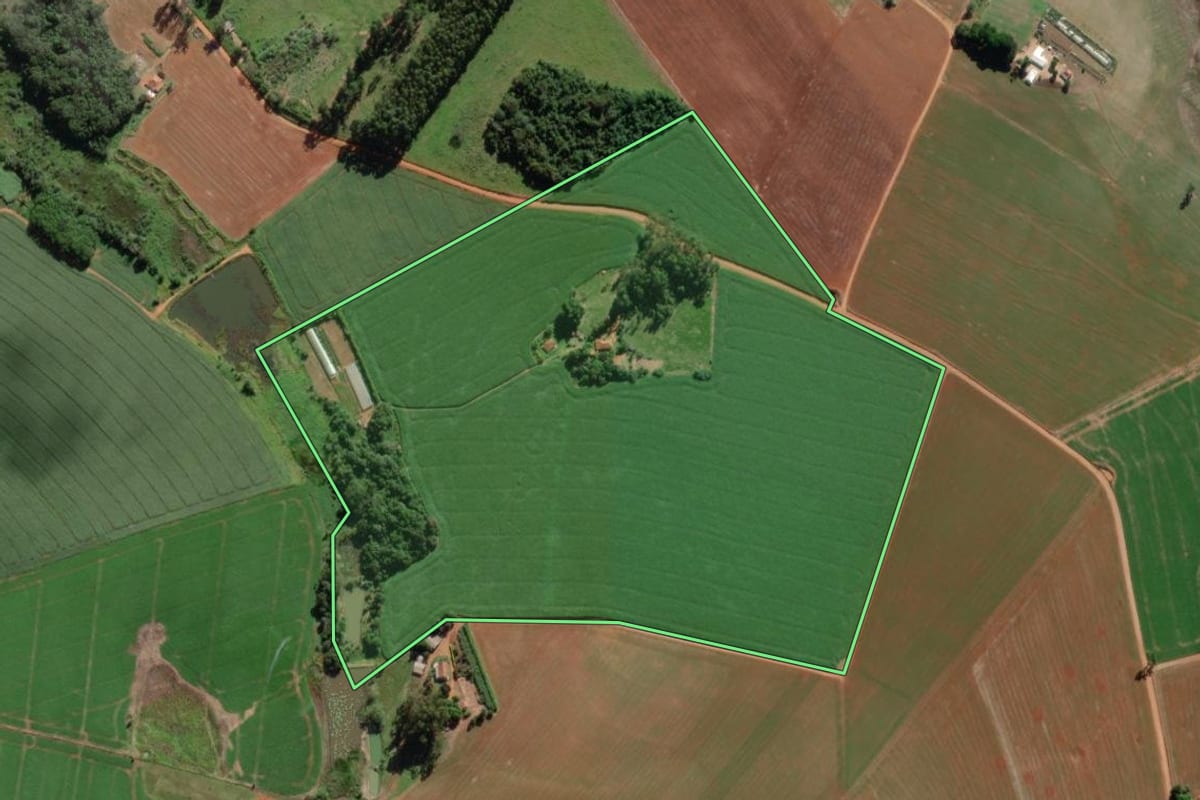 Imagem de satélite do imóvel rural em Itaporanga (SP), com o contorno declarado no CAR desenhado por cima.