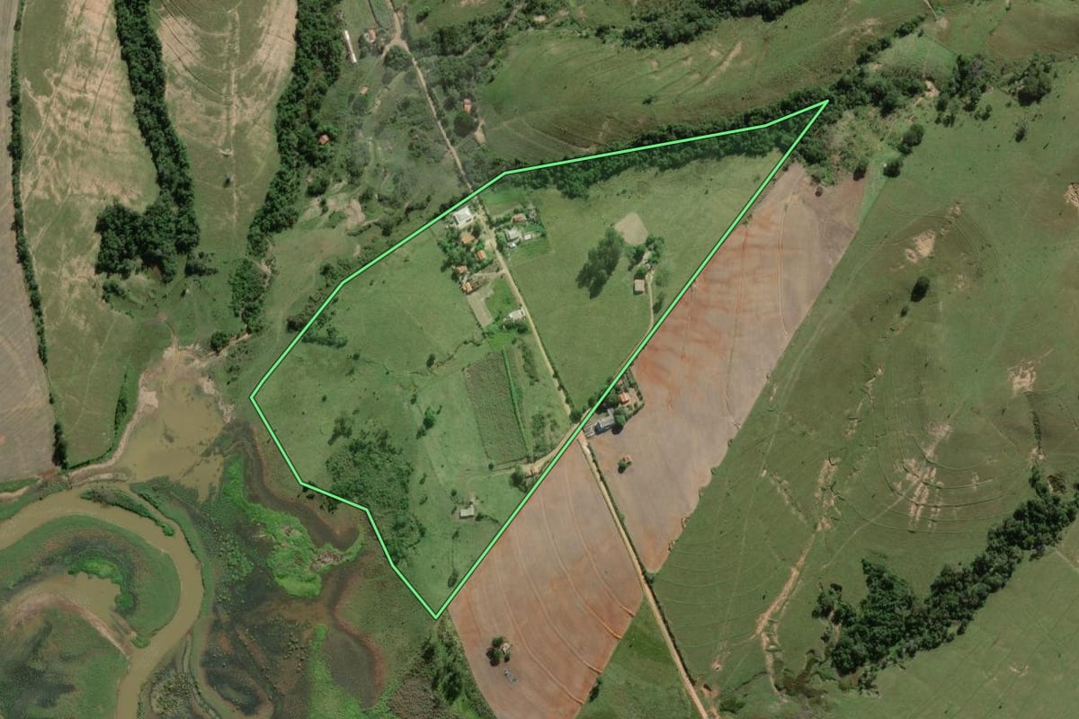 Imagem de satélite do imóvel rural em Itaporanga (SP), com o contorno declarado no CAR desenhado por cima.