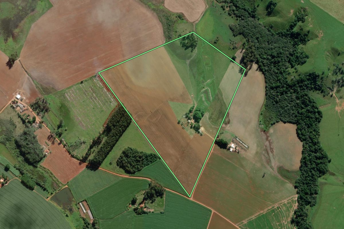 Imagem de satélite do imóvel rural em Itaporanga (SP), com o contorno declarado no CAR desenhado por cima.