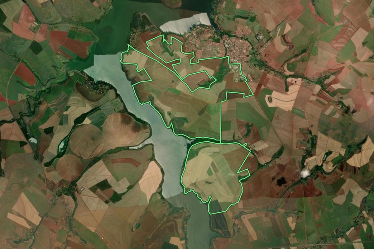 Imagem de satélite do imóvel rural em Itapuí (SP), com o contorno declarado no CAR desenhado por cima.