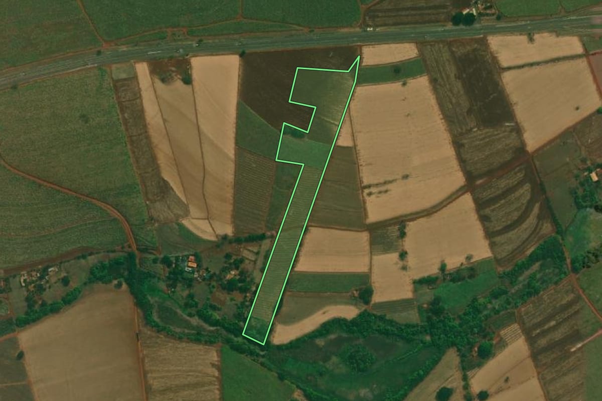 Imagem de satélite do imóvel rural em Itapuí (SP), com o contorno declarado no CAR desenhado por cima.