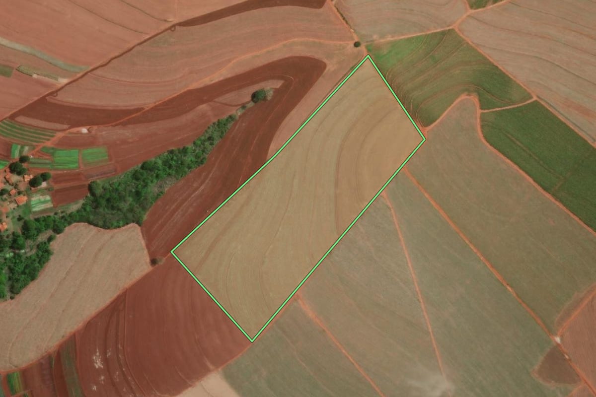 Imagem de satélite do imóvel rural em Itapuí (SP), com o contorno declarado no CAR desenhado por cima.