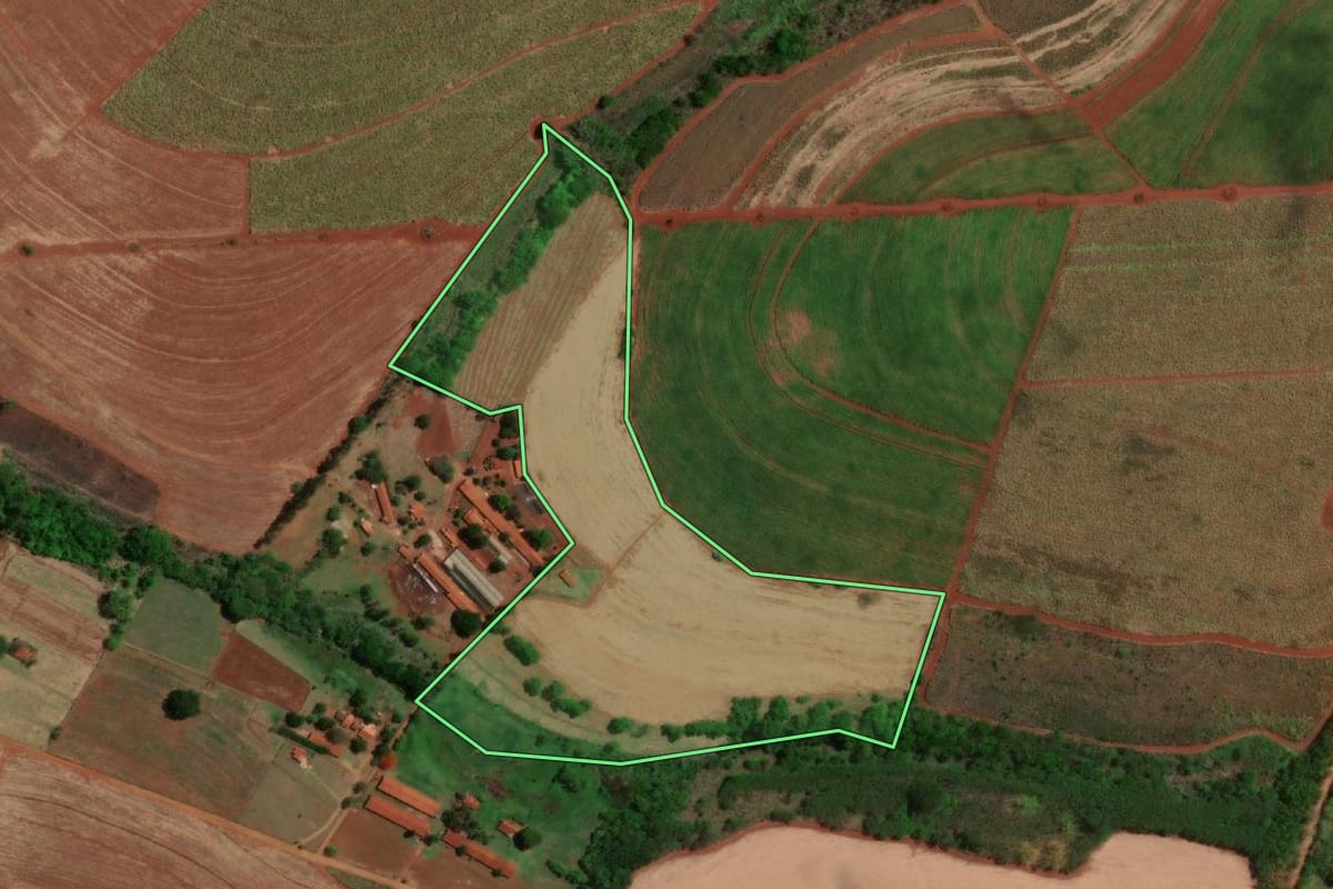 Imagem de satélite do imóvel rural em Itapuí (SP), com o contorno declarado no CAR desenhado por cima.