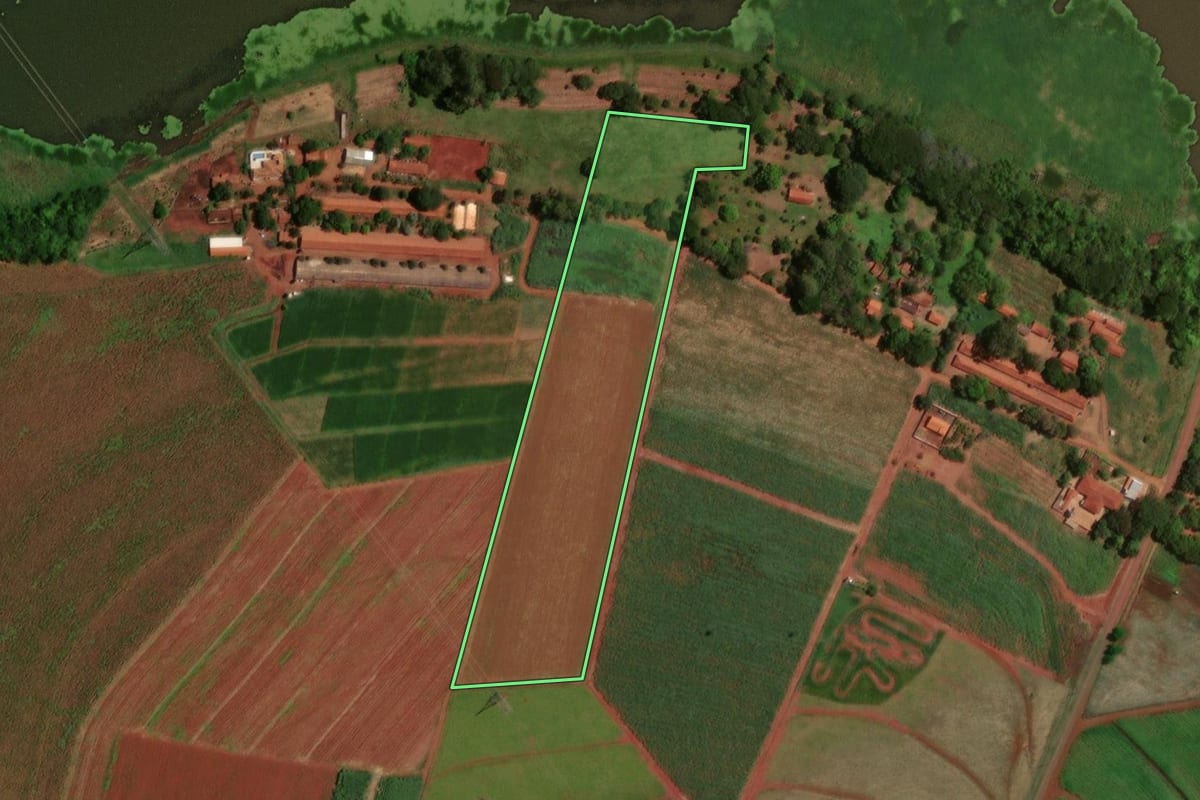 Imagem de satélite do imóvel rural em Itapuí (SP), com o contorno declarado no CAR desenhado por cima.