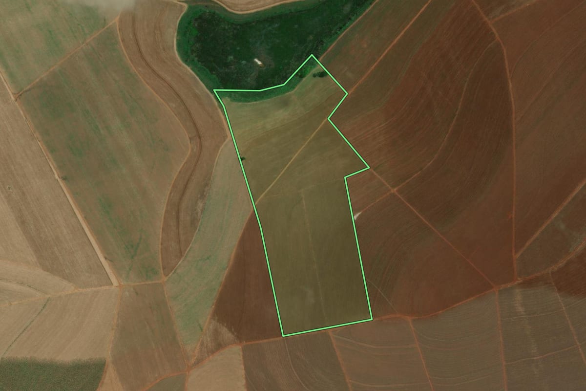 Imagem de satélite do imóvel rural em Itapuí (SP), com o contorno declarado no CAR desenhado por cima.