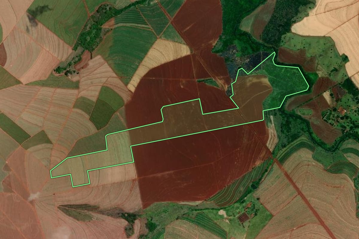 Imagem de satélite do imóvel rural em Itapuí (SP), com o contorno declarado no CAR desenhado por cima.