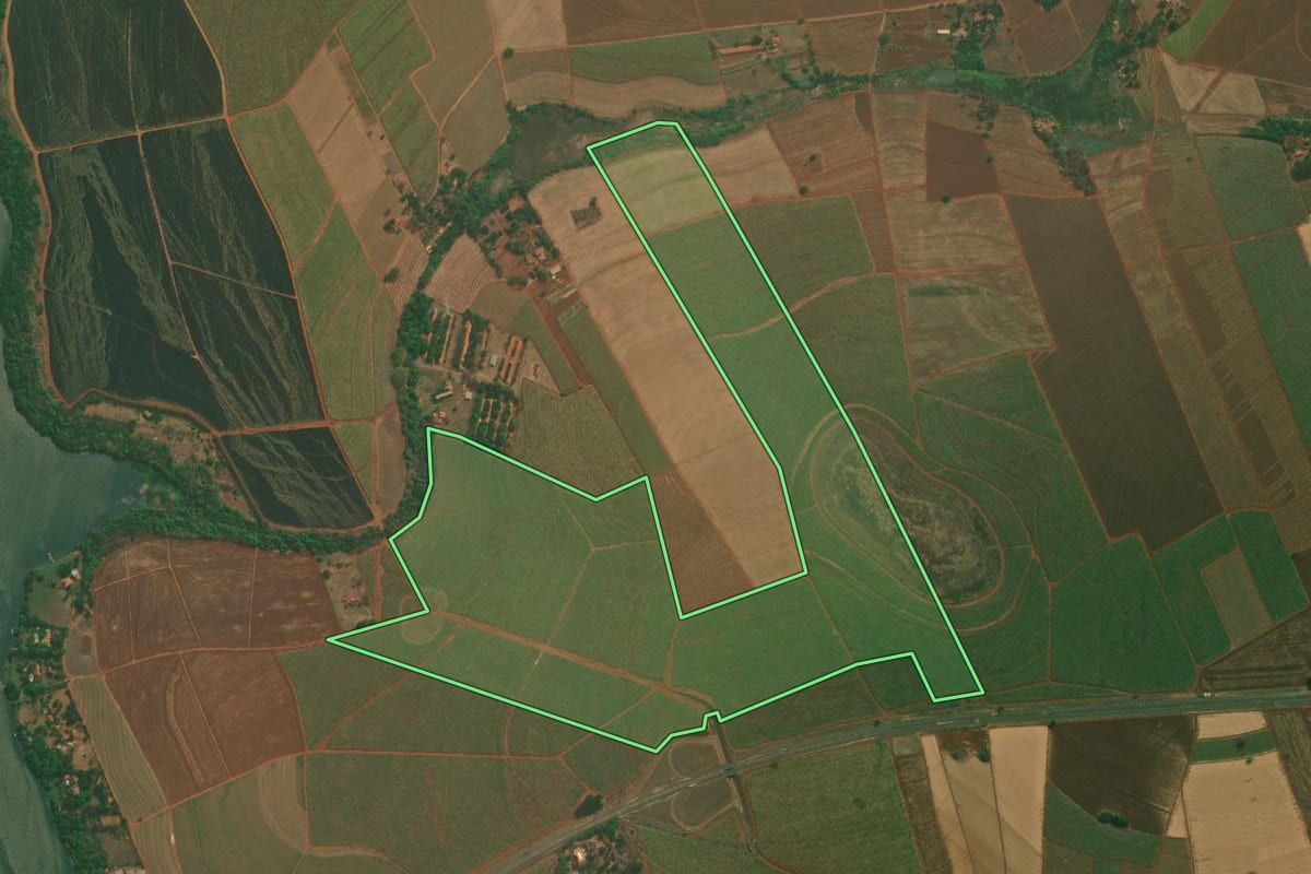 Imagem de satélite do imóvel rural em Itapuí (SP), com o contorno declarado no CAR desenhado por cima.