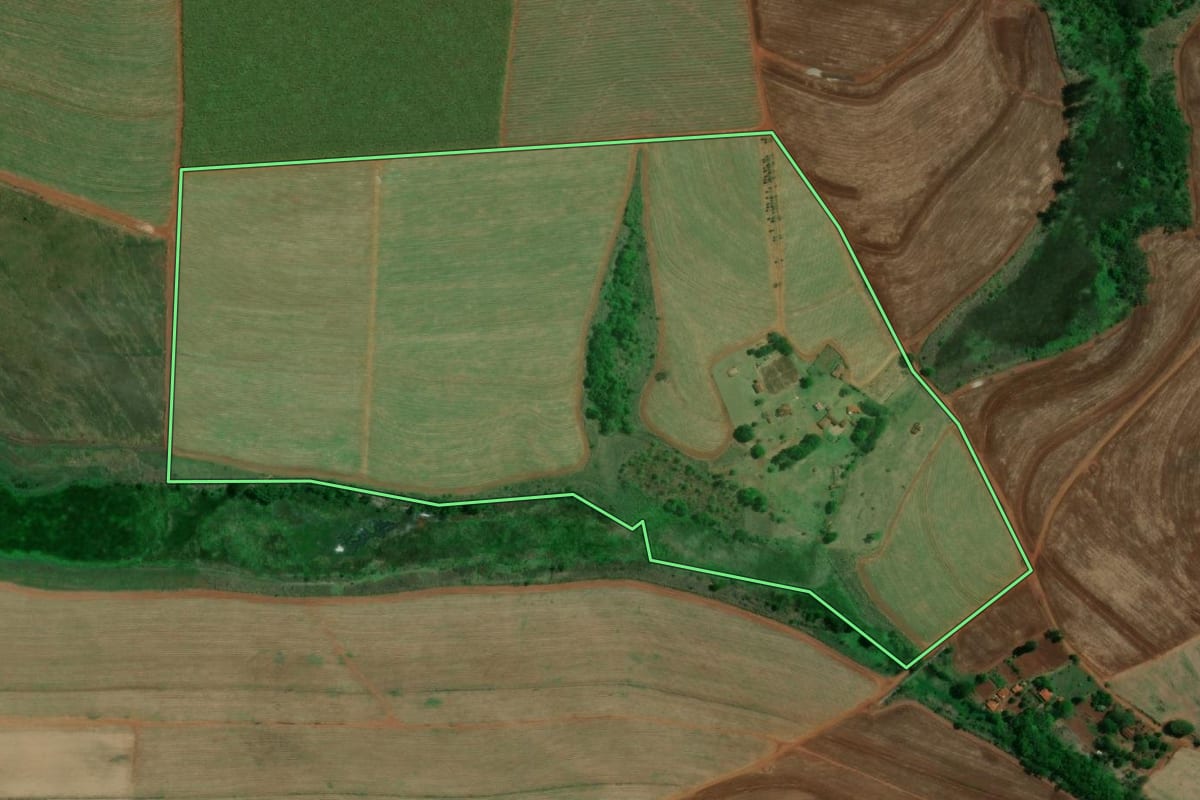 Imagem de satélite do imóvel rural em Itapuí (SP), com o contorno declarado no CAR desenhado por cima.