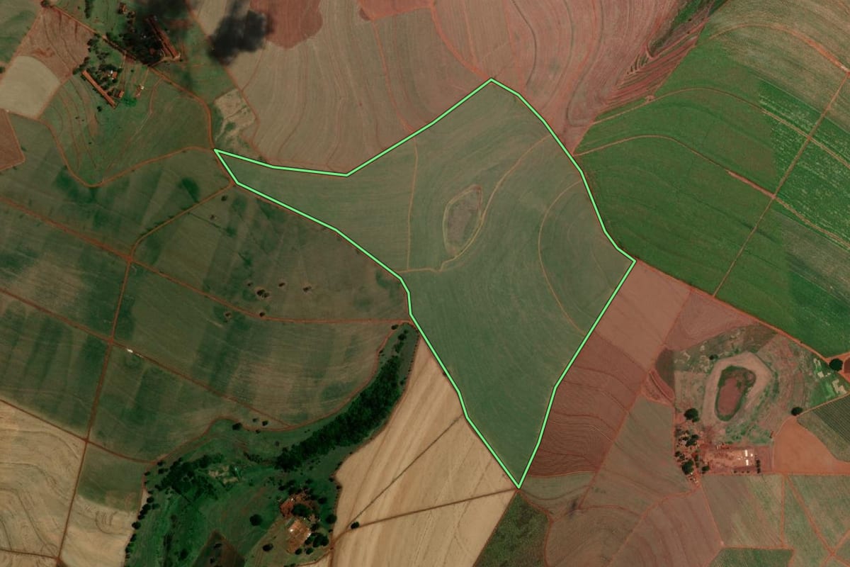 Imagem de satélite do imóvel rural em Itapuí (SP), com o contorno declarado no CAR desenhado por cima.