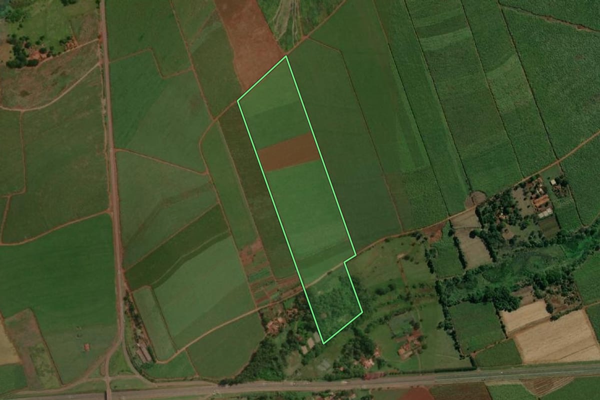 Imagem de satélite do imóvel rural em Itapuí (SP), com o contorno declarado no CAR desenhado por cima.