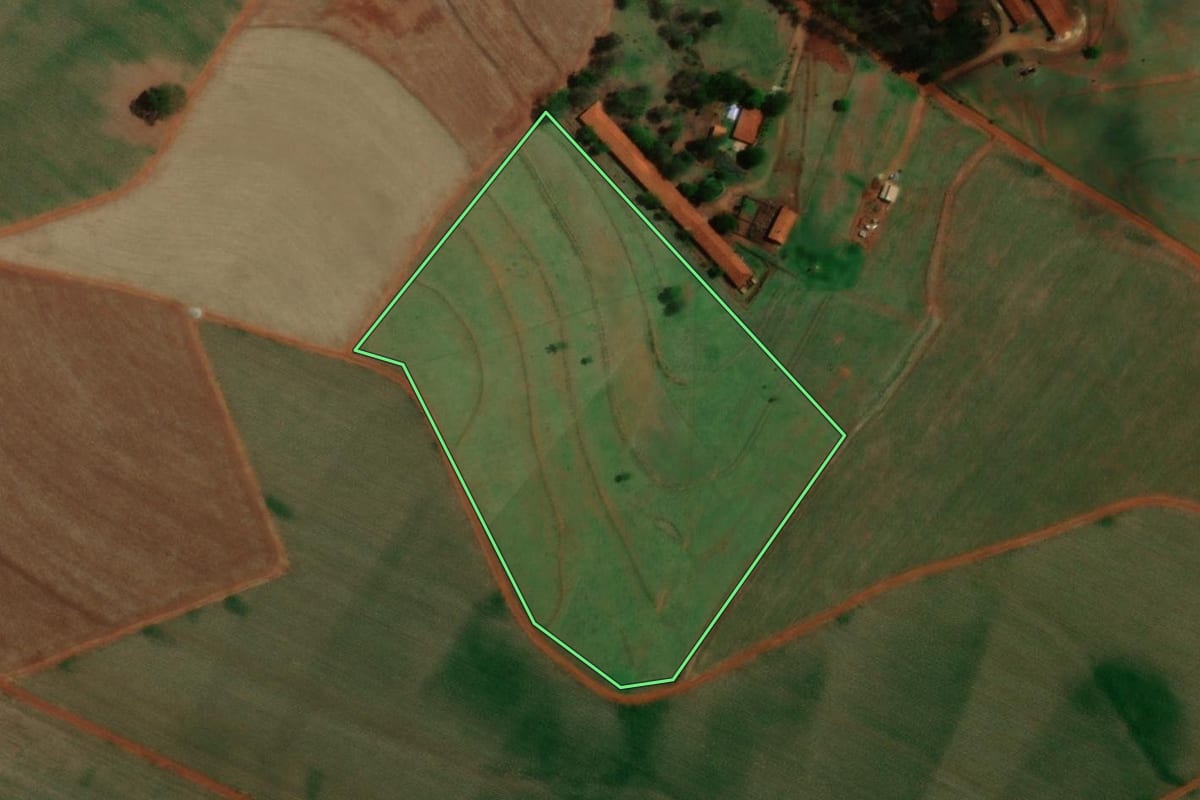 Imagem de satélite do imóvel rural em Itapuí (SP), com o contorno declarado no CAR desenhado por cima.