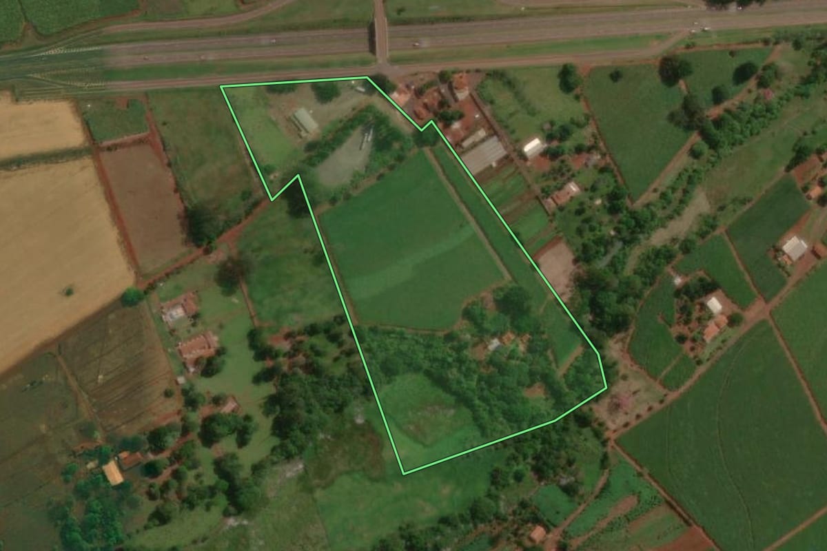 Imagem de satélite do imóvel rural em Itapuí (SP), com o contorno declarado no CAR desenhado por cima.