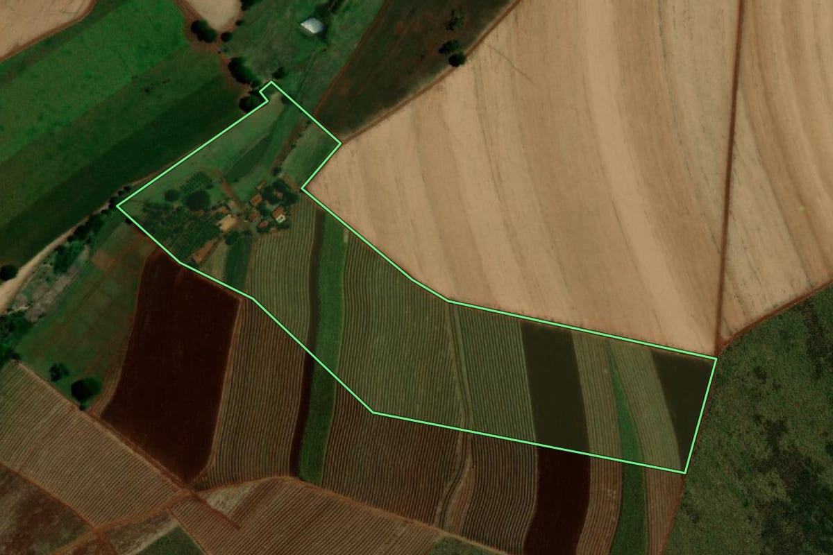 Imagem de satélite do imóvel rural em Itapuí (SP), com o contorno declarado no CAR desenhado por cima.