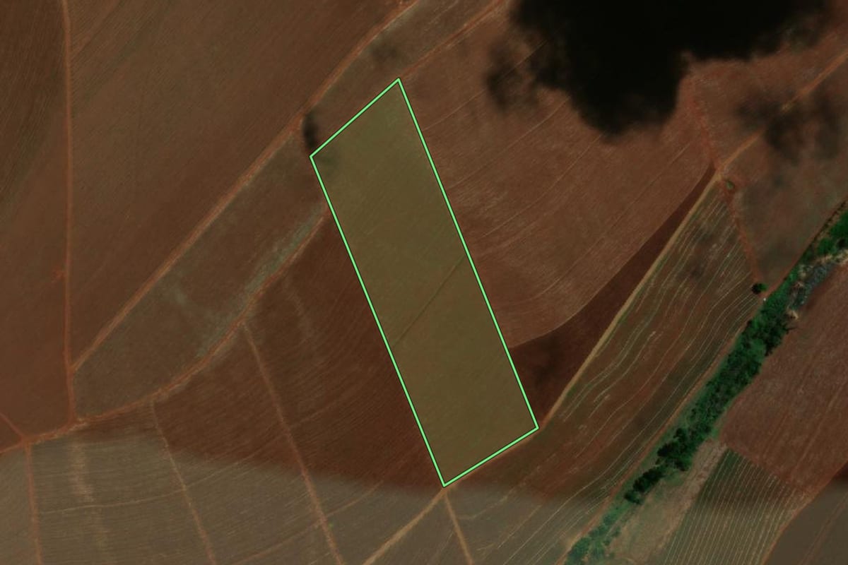 Imagem de satélite do imóvel rural em Itapuí (SP), com o contorno declarado no CAR desenhado por cima.