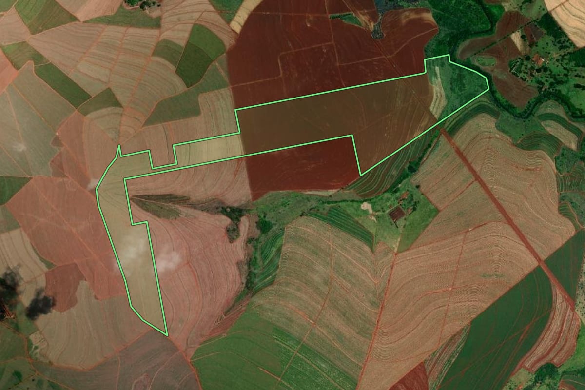 Imagem de satélite do imóvel rural em Itapuí (SP), com o contorno declarado no CAR desenhado por cima.