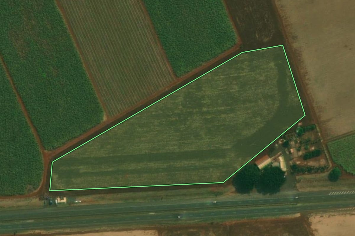 Imagem de satélite do imóvel rural em Itapuí (SP), com o contorno declarado no CAR desenhado por cima.