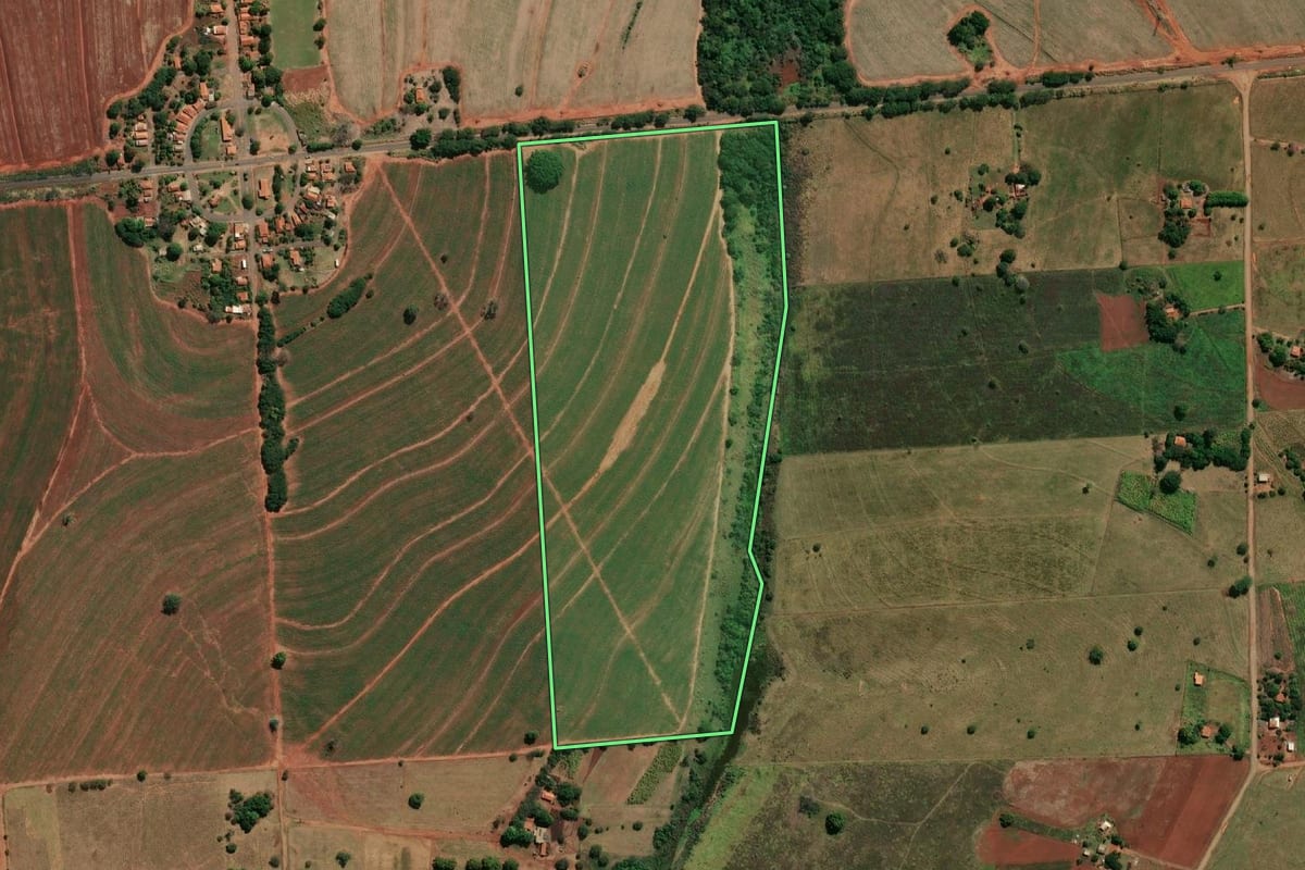 Imagem de satélite do imóvel rural em Itapura (SP), com o contorno declarado no CAR desenhado por cima.