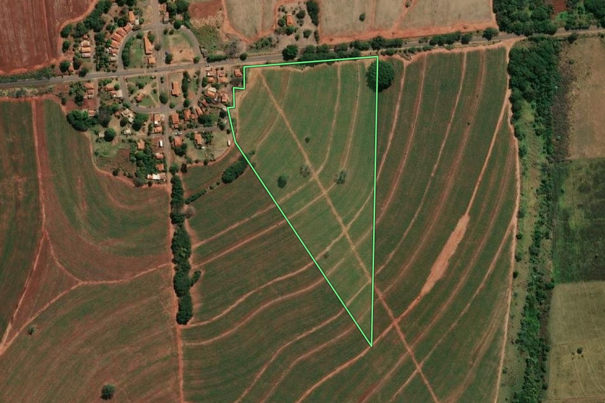 Imagem de satélite do imóvel rural em Itapura (SP), com o contorno declarado no CAR desenhado por cima.