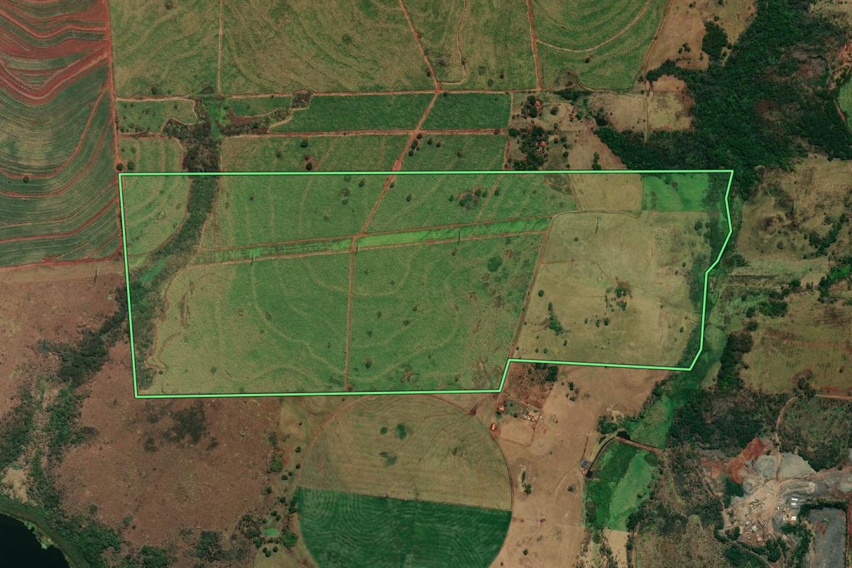 Imagem de satélite do imóvel rural em Itapura (SP), com o contorno declarado no CAR desenhado por cima.