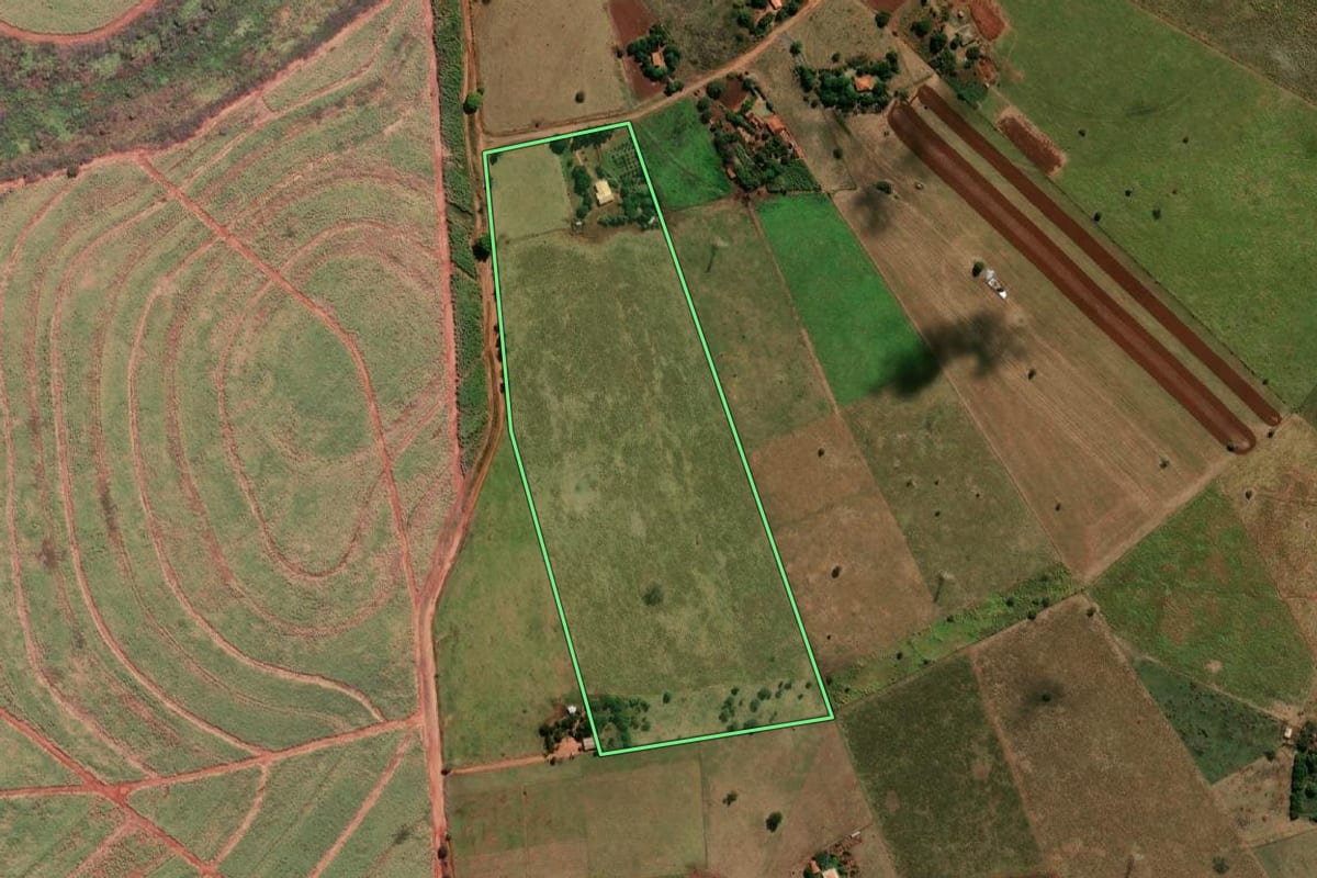 Imagem de satélite do imóvel rural em Itapura (SP), com o contorno declarado no CAR desenhado por cima.