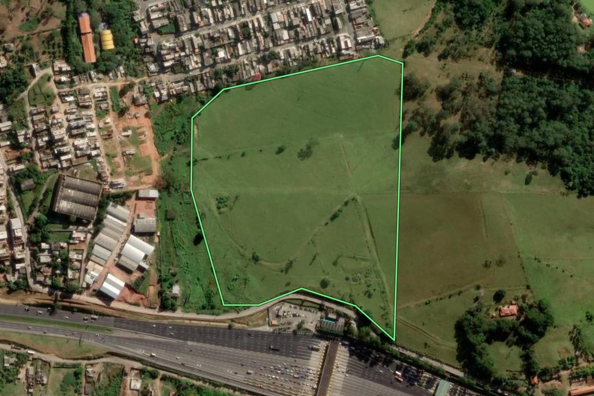 Imagem de satélite do imóvel rural em Itaquaquecetuba (SP), com o contorno declarado no CAR desenhado por cima.