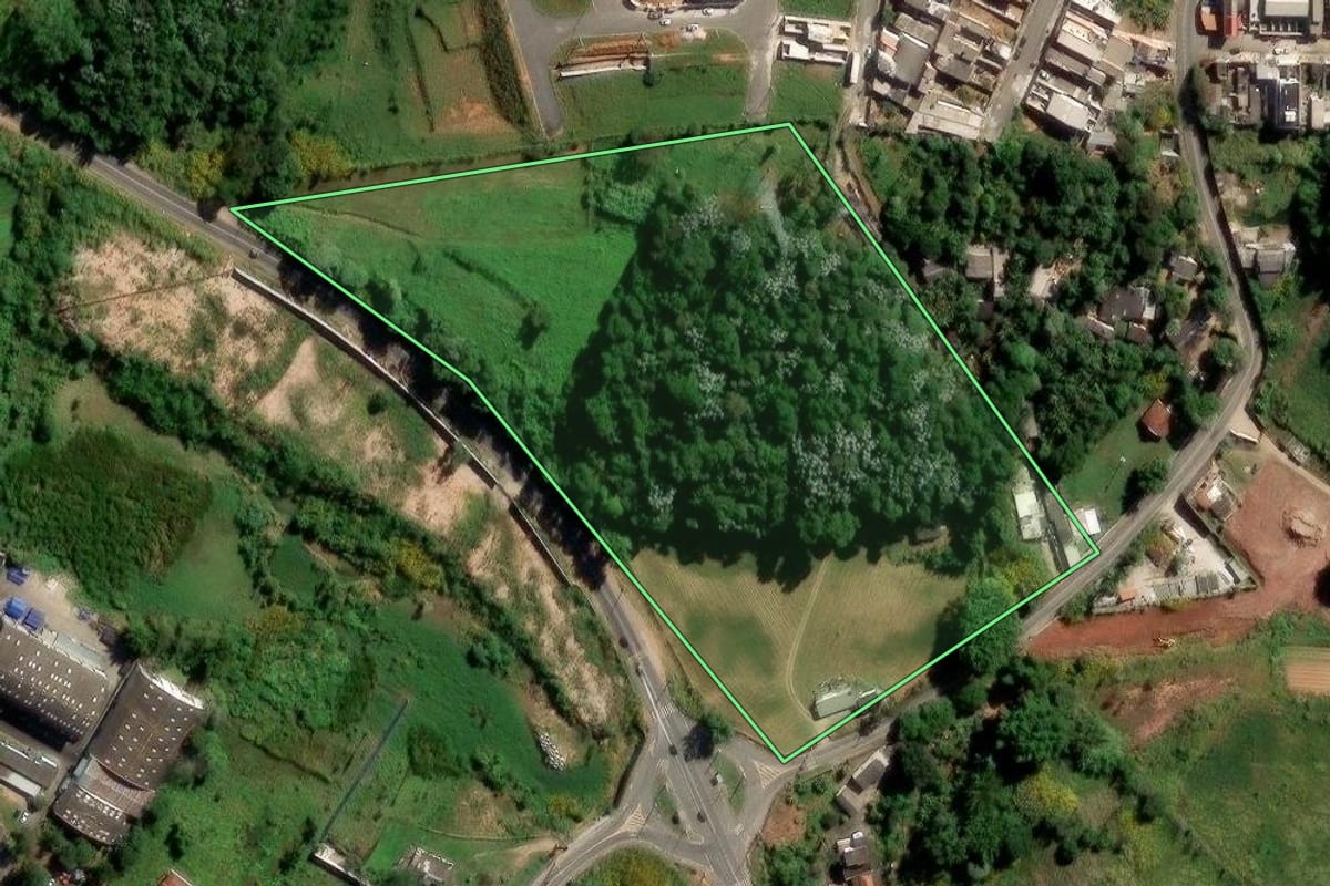 Imagem de satélite do imóvel rural em Itaquaquecetuba (SP), com o contorno declarado no CAR desenhado por cima.