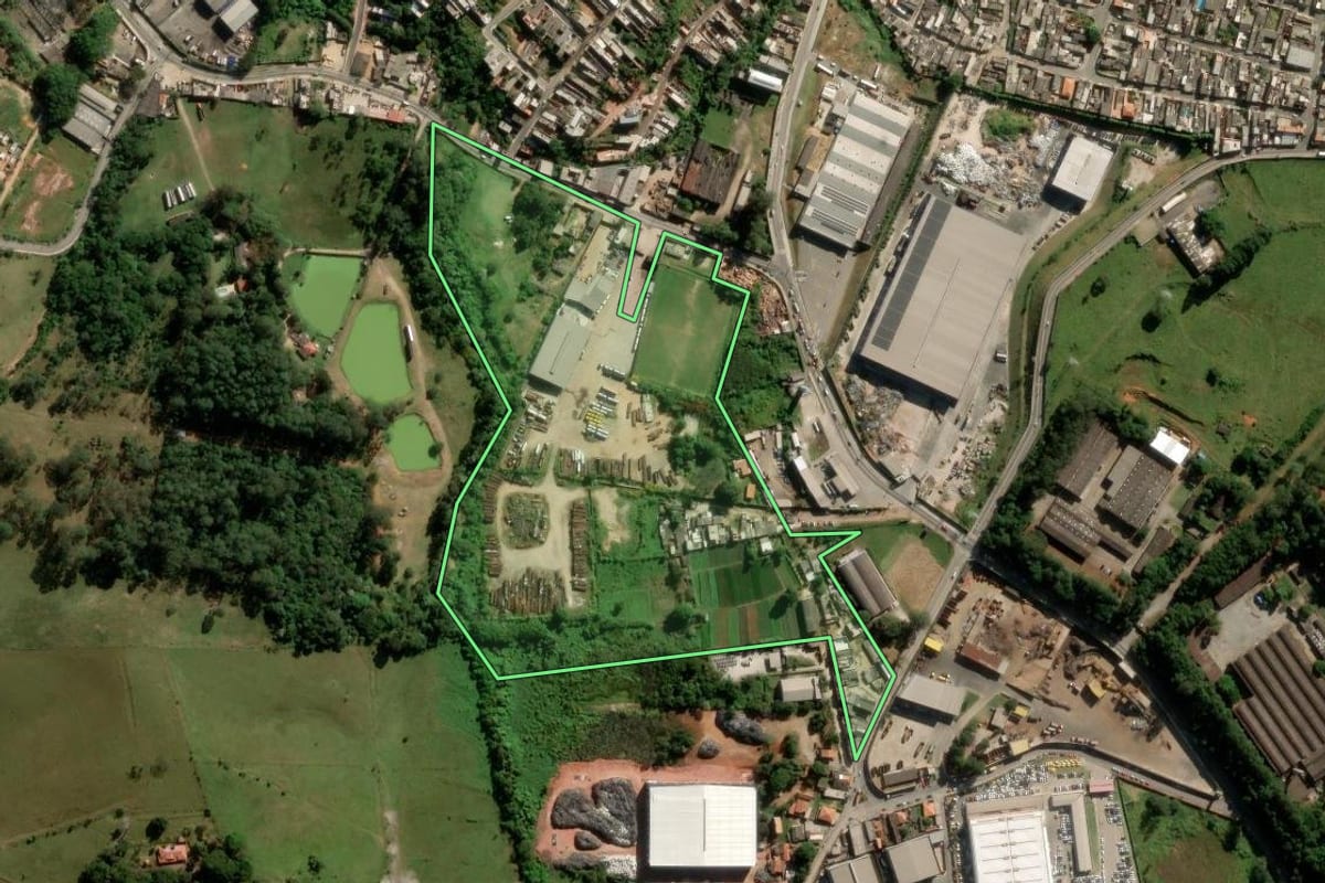 Imagem de satélite do imóvel rural em Itaquaquecetuba (SP), com o contorno declarado no CAR desenhado por cima.
