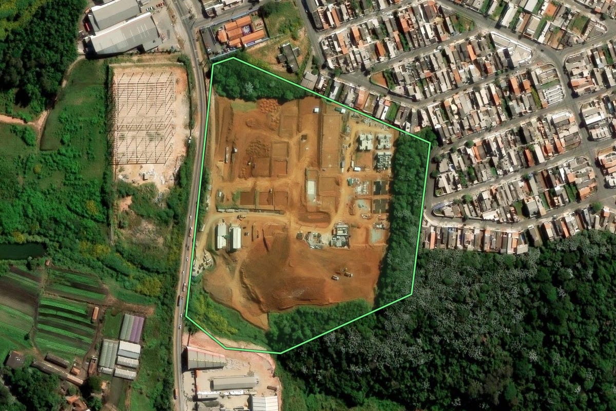 Imagem de satélite do imóvel rural em Itaquaquecetuba (SP), com o contorno declarado no CAR desenhado por cima.