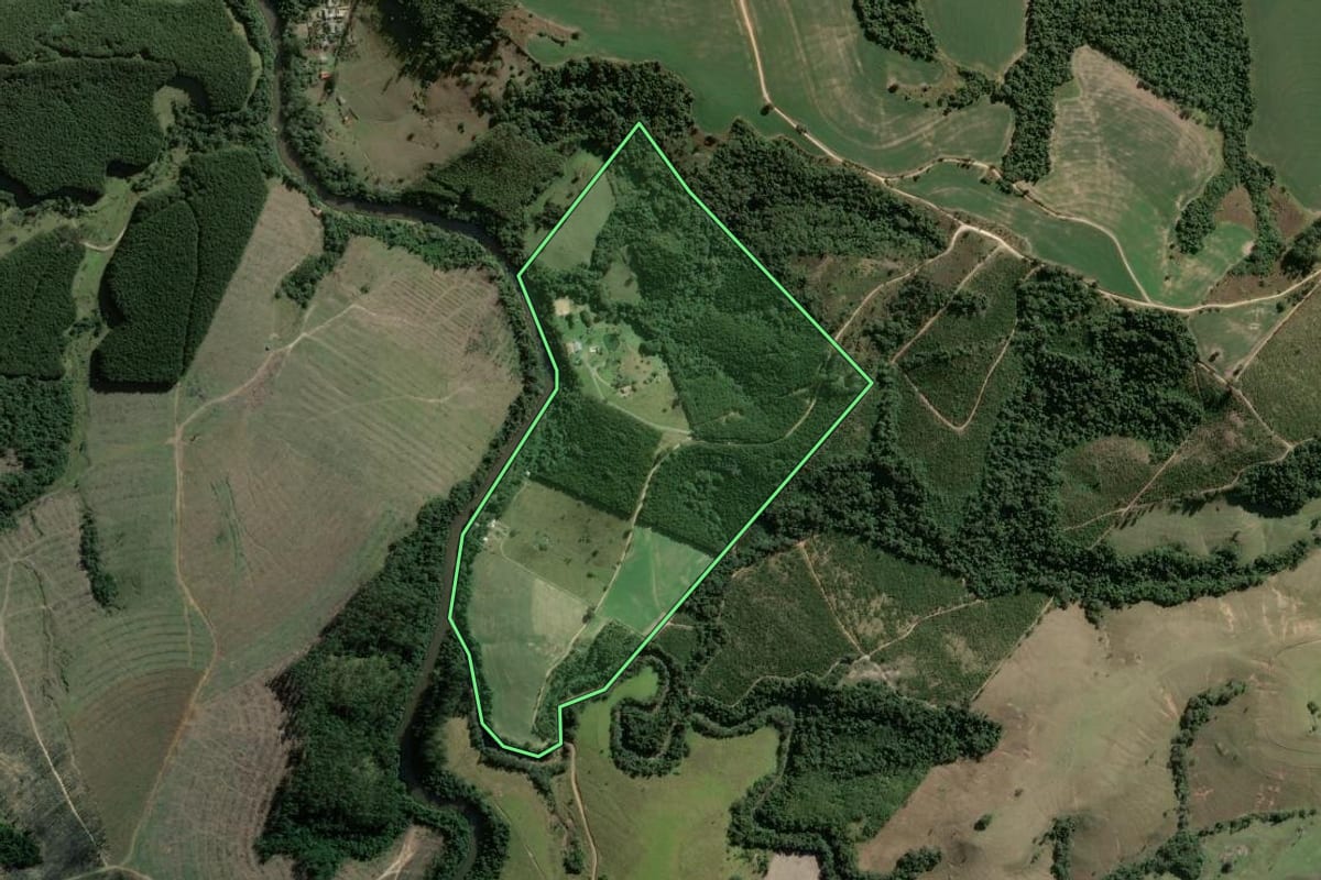 Imagem de satélite do imóvel rural em Itararé (SP), com o contorno declarado no CAR desenhado por cima.