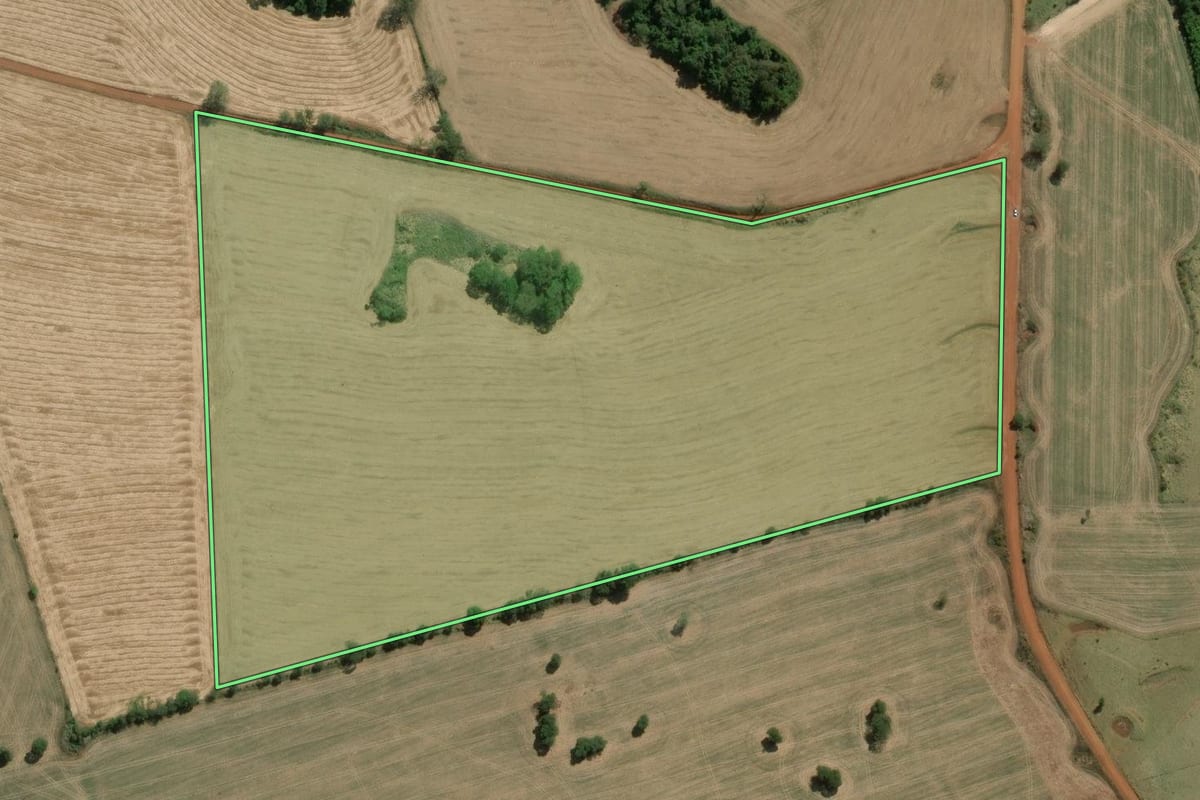 Imagem de satélite do imóvel rural em Itararé (SP), com o contorno declarado no CAR desenhado por cima.