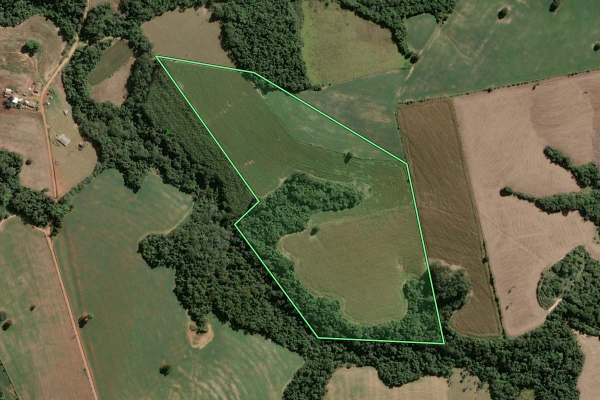 Imagem de satélite do imóvel rural em Itararé (SP), com o contorno declarado no CAR desenhado por cima.